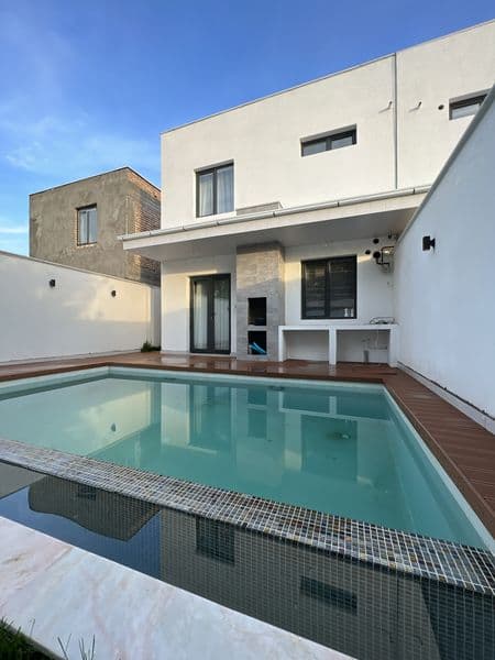 Сдается в аренду 3-х уровневый дом: <br />
<br />
- 2 сотки<