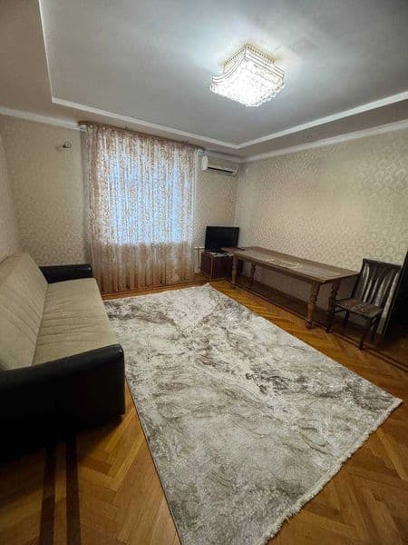 Сдается 4-комнатная квартира возле 110 школы (ЦУМ) <br />
+9