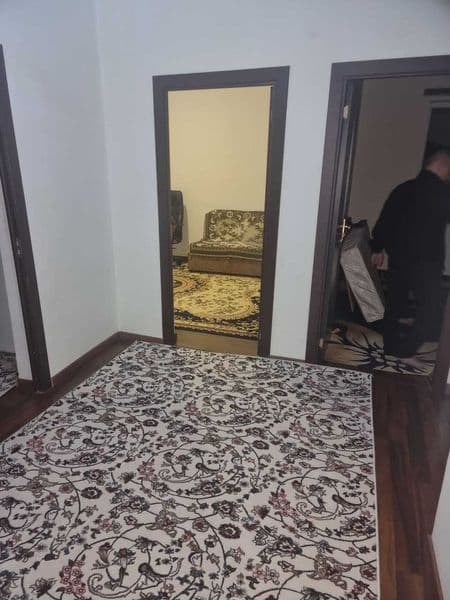 Квартира 3 хонали . 1та кичкина хонаси йопиб койилади, берил