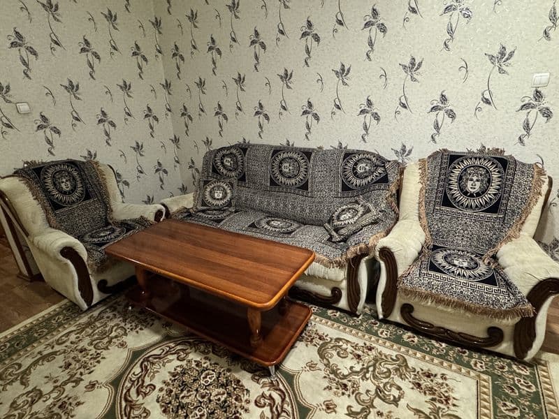 Сдаётся 1 переделанная в 2х комнатную квартира . В центре го