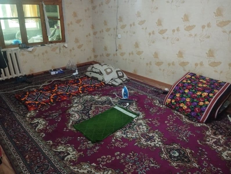 Kvartira 3 xonali. Sharoitlar bor. 2 ta oʻqodigan ishlidigan