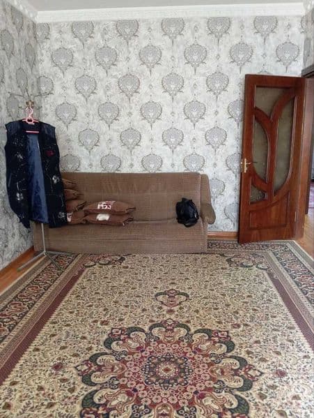 своя чистая 2-х комнатная квартира со стоянкой на 1 этаже 2-