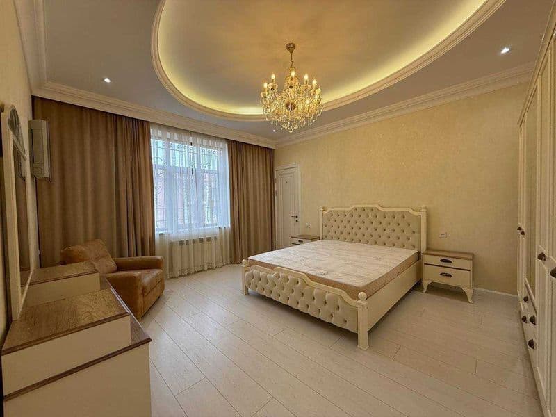 К вашему вниманию рады представить 4х комнатную квартиру на 