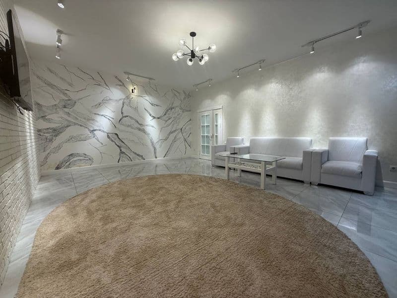 Отличное расположение дома - всё рядом - много магазинов, Це — фото 2