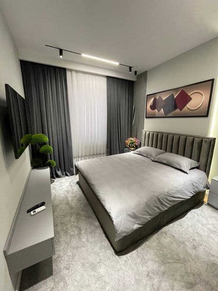 2 комнатную квартиру на 17 этаже,<br />
В квартире есть все 