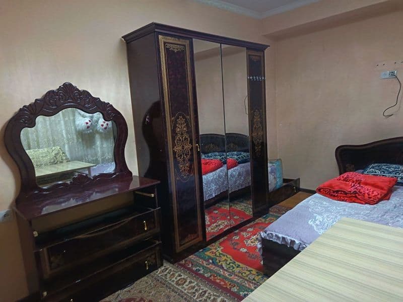 Chilonzor 30 da 3 xonali dom. 2 xonasiga bittadan qiz qo'yil