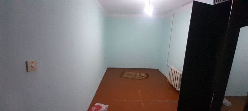 Чилонзор 24 квартал. 2 хонали, 2чи этаж. 10 - майда бушайди.