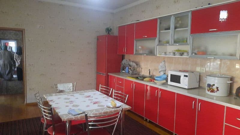 Сампи олдида ховлида 1 та хонаси берилади<br />
Онахон билан