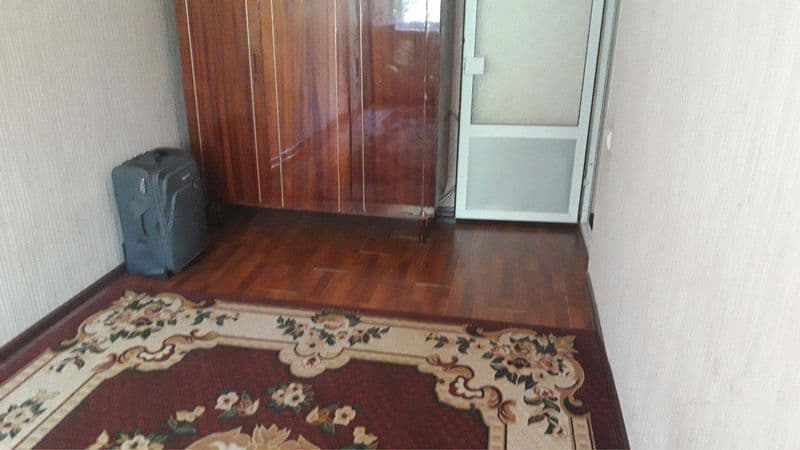 uy 3 xonalik , 1 ta xonasiga 4 ta qiz olinadi . sharoiti yax