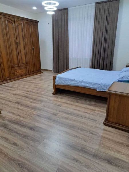 Район: Яшнабадский<br />
Кол-во комнат: 3<br />
Этаж: 1<br /