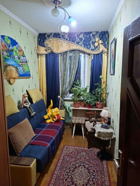 Комната светлая, чистая.Паркет, раскладнойдиван, шифоньер,ши