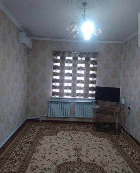 "Maksim Gorkiy" (B.I.Y) metrosining chiqishida.<br />
Uy hol