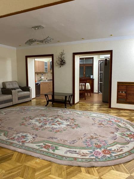 В Мирзоулугбекском районе, в центре города , Ц-1, рядом с Эк