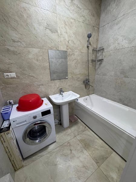 1xonali uy <br />
Kir moshina<br />
Shkaf <br />
Televizor<b