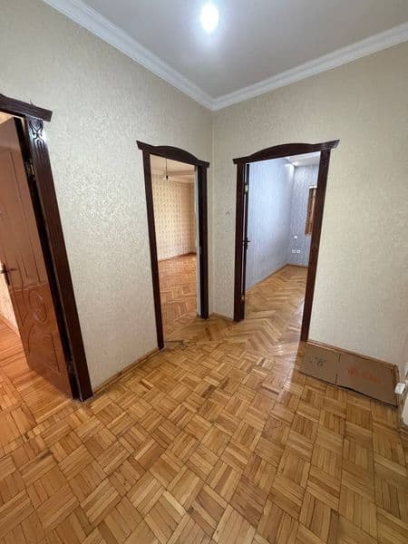Аренда 2/4/4. 65м²<br />
Кирпич, балкон 2х6<br />
77 серия<b — фото 2