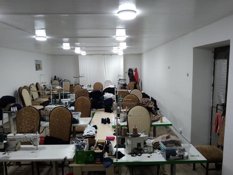 Арендага берилади умумий майдони 90м2 ичидаги машинкалари  б