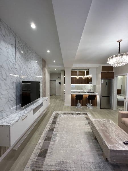 Отличное расположение дома - всё рядом - много магазинов, Це