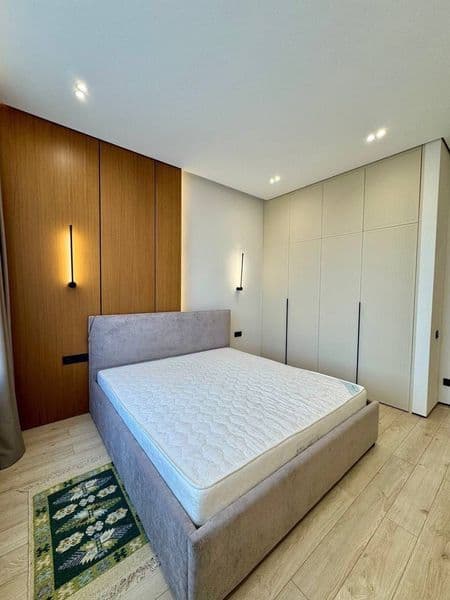 2 комнатную квартиру на 4 этаже,<br />
В квартире есть все н