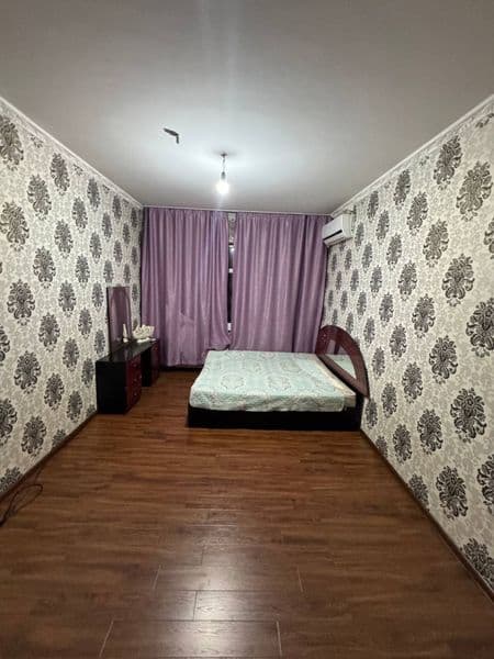 Район - Алмазарский<br />
Ориентир - гриль бар<br />
Комнат 