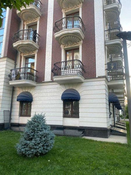 сдается в аренду с парковкой 2х комнатная за 800