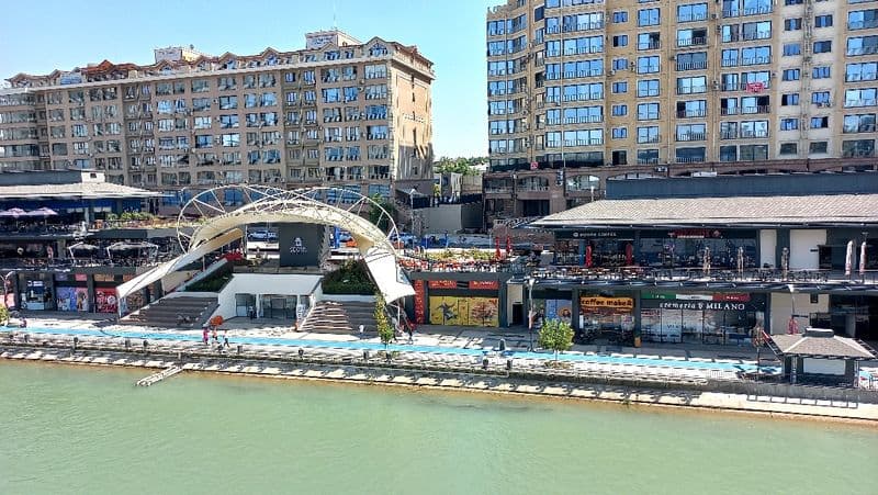 Квартира расположена на берегу живописного канала в жилом ко