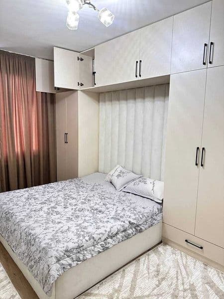 Olmazor tumani metiro oldida <br />
Alpomish muz saroyi toʻg