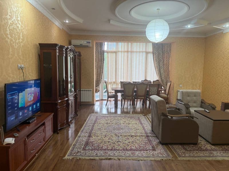 Отличное расположение дома - всё рядом - много магазинов, Це — фото 2