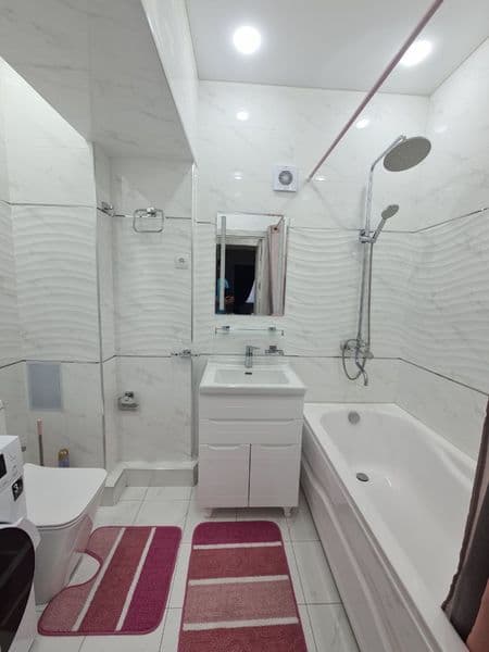 Отличное расположение дома - всё рядом - много магазинов, Це — фото 5