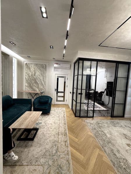 Отличное расположение дома - всё рядом - много магазинов, Це