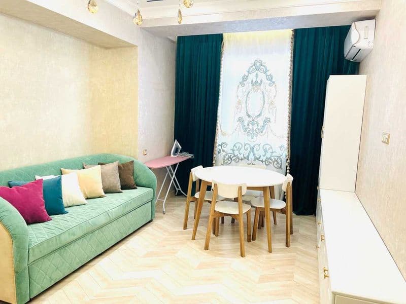 Район: Мирабадский<br />
Адрес: ЦУМ<br />
<br />
• Комнат: 2