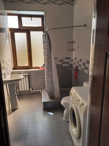 Дом находится вдоль дороги между геофизика и учхозом ,с ремл