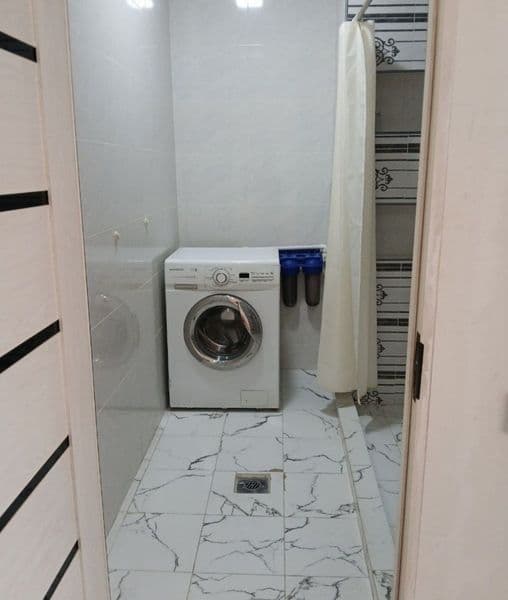 Maksim Gorkiy" (B.I.Y) metrosining chiqishida.<br />
Uy hola