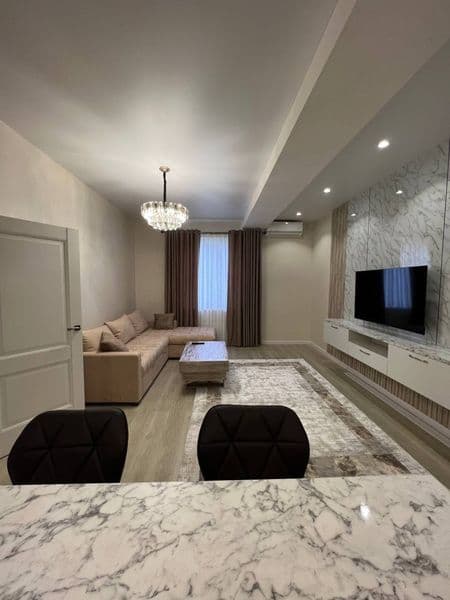 Отличное расположение дома - всё рядом - много магазинов, Це — фото 2