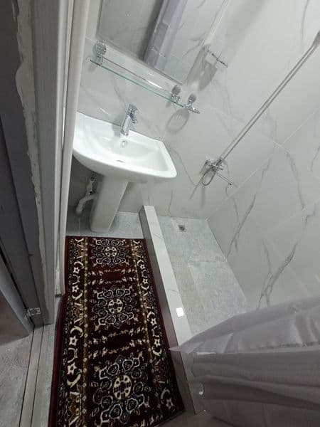 Ижарага берилади 1 хона 1 чи этаж оилага 400$.  Боллага 500$ — фото 4