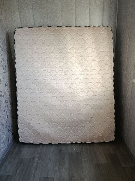 Assalomu alaykum.<br />
Boshliq <br />
1/5/5  kvartira bor. 