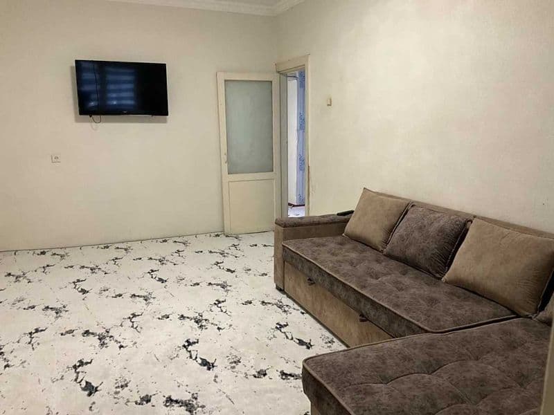 Срочня сдается квартира мирободские район парк фуркат 1 этаж