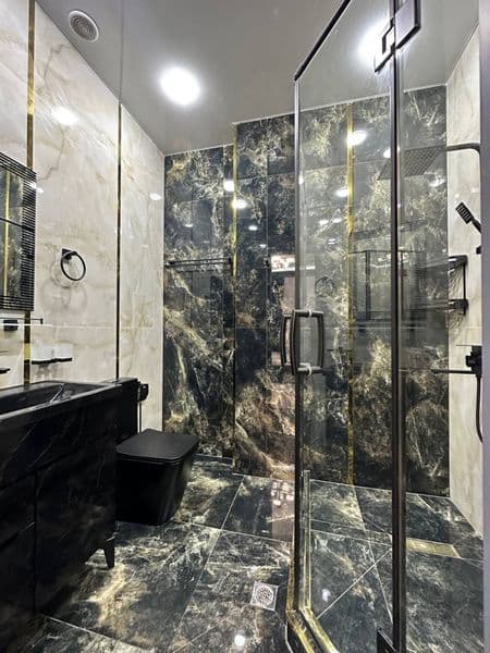 Отличное расположение дома - всё рядом - много магазинов, Це — фото 3