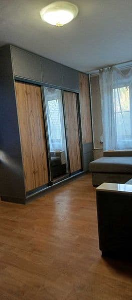 В кирпичном доме, второй дом от дороги, до метро 50 метров, 