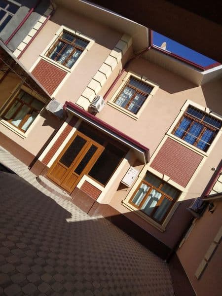 Uyning icida barcha waroitla bor yangi tamirdan ciqan toza v