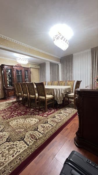 Сдаётся 4х комнатной квартира чистая, имеется парковка, огор