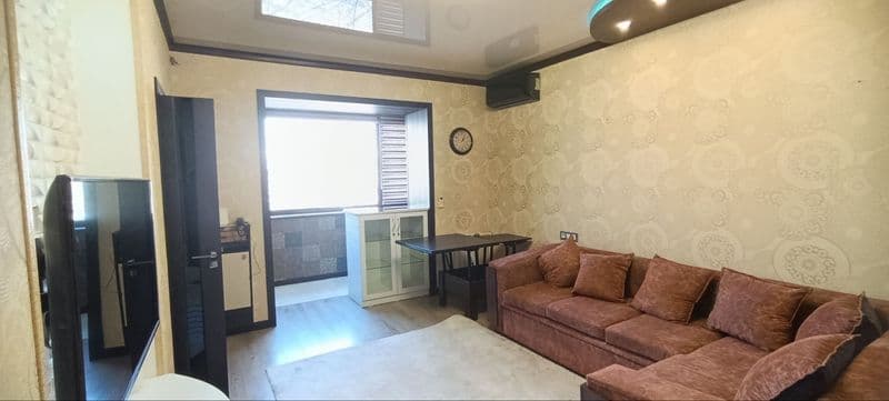 Сдаётся 1 переделанная в 2х комнатную квартиру, кирпичный до