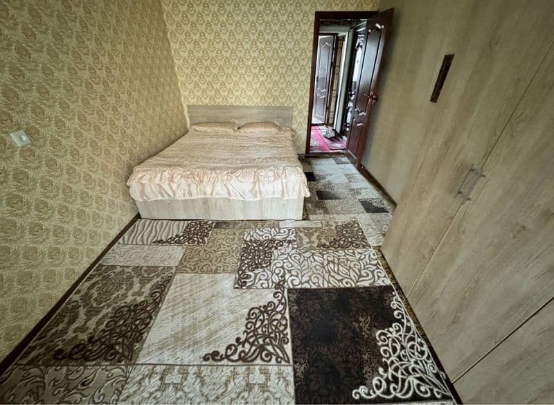 Район - Алмазарский<br />
Ориентир - Бозорча<br />
Комнат - 