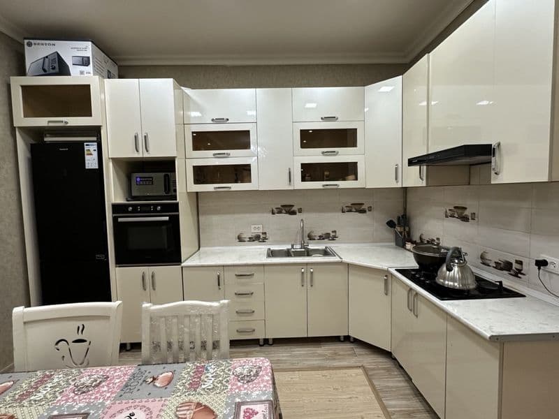 Hamma sharoit bor <br />
Bez makler uy o’zimniki<br />
Manzi