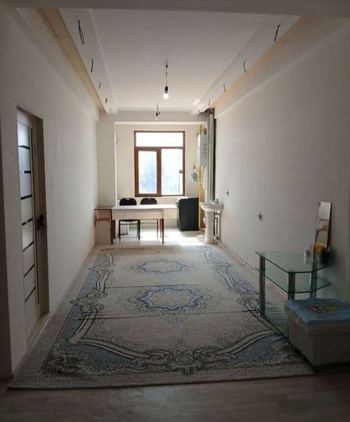 Maksim Gorkiy" B.I.Y metrosining chiqishida.<br />
Uy holati