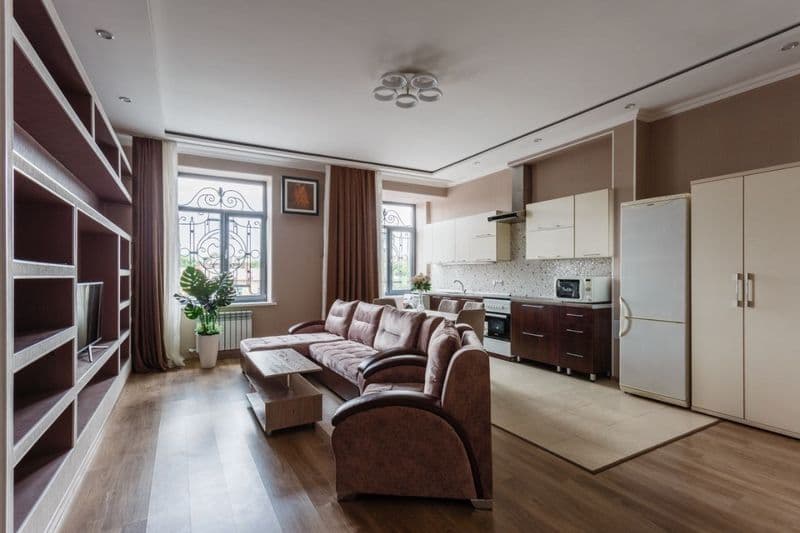 Сдаетеся 3х ком квартира, центр, Шота Руставели, первая лини