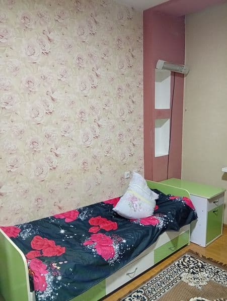 4 хонали квартирадан 1 хонаси берилади.Хозяйкали уй <br />
< — фото 4