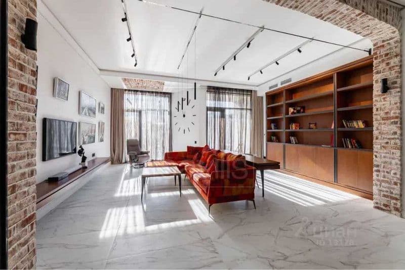 Район: Мирабадский<br />
Ориентир: Метро Ойбек<br />
<br />
