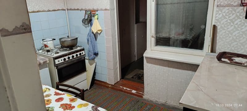 Ишлайдиган еки укийдиган угил болалар учун бир кишига 100 у.