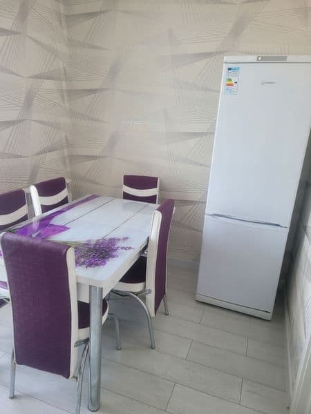 3 хонали квартира ижарага берилади. Куйлик  бозорини ёнида .