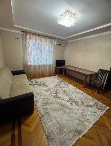 Сдается 4/4/4 Хорошая чистая квартира долгосрочно. <br />
Це